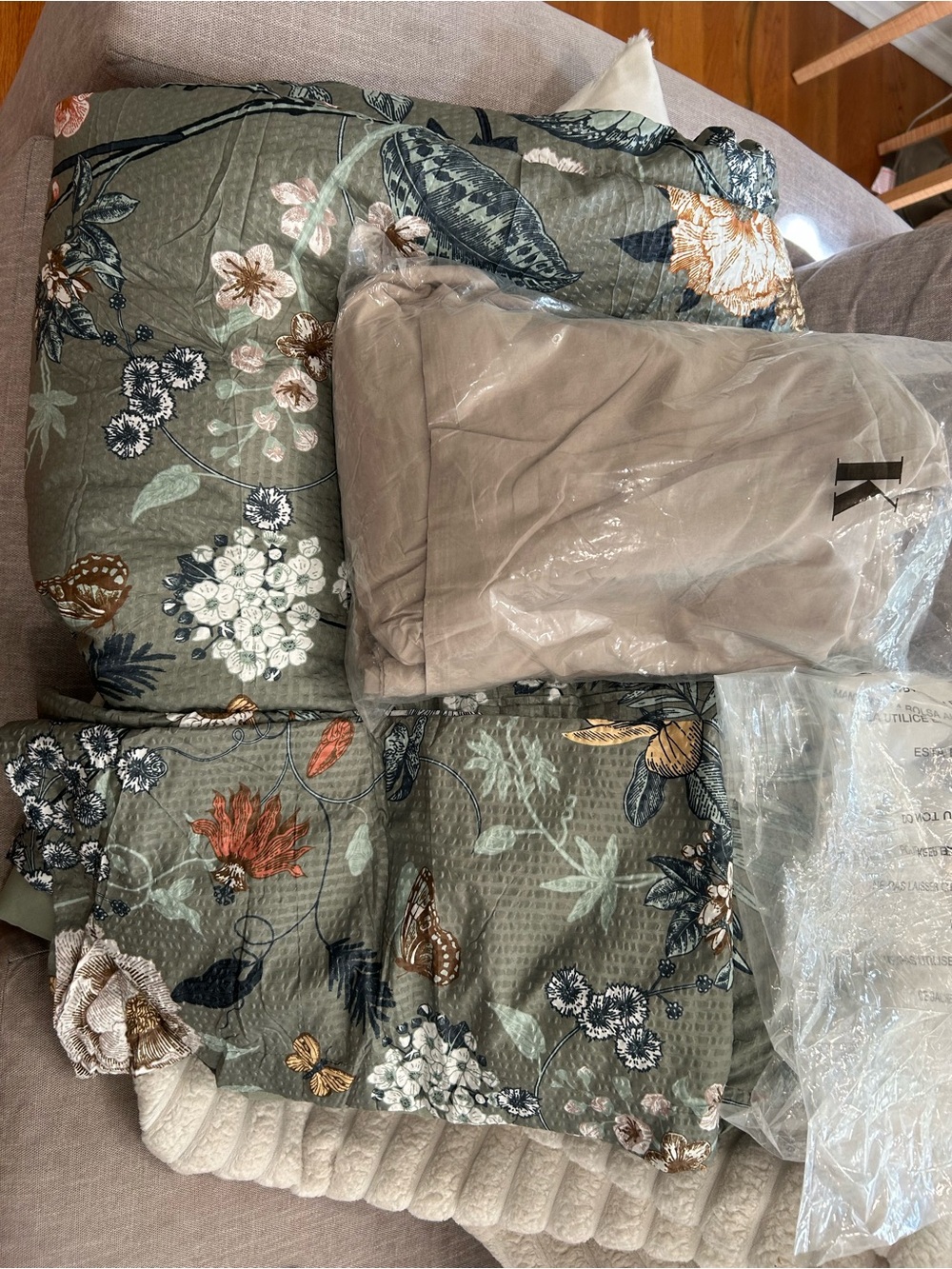 King Floral Green Quilted Bedding Set with Neutral Sheet set- NEW